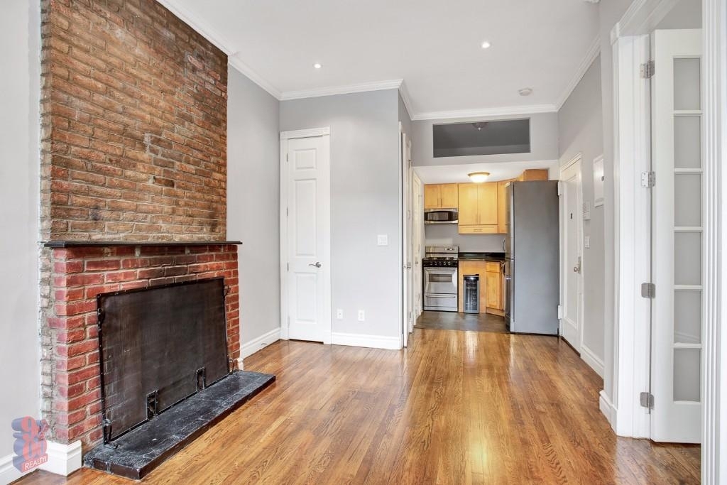 564 Hudson Street - Photo 3