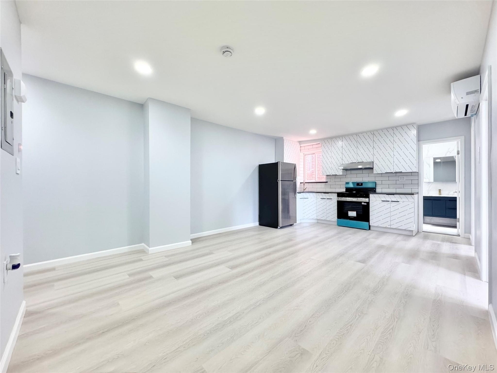 83-15 Grand Avenue - Photo 0