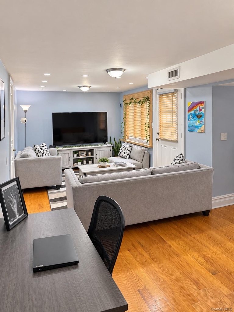 548 S Strong Avenue - Photo 4