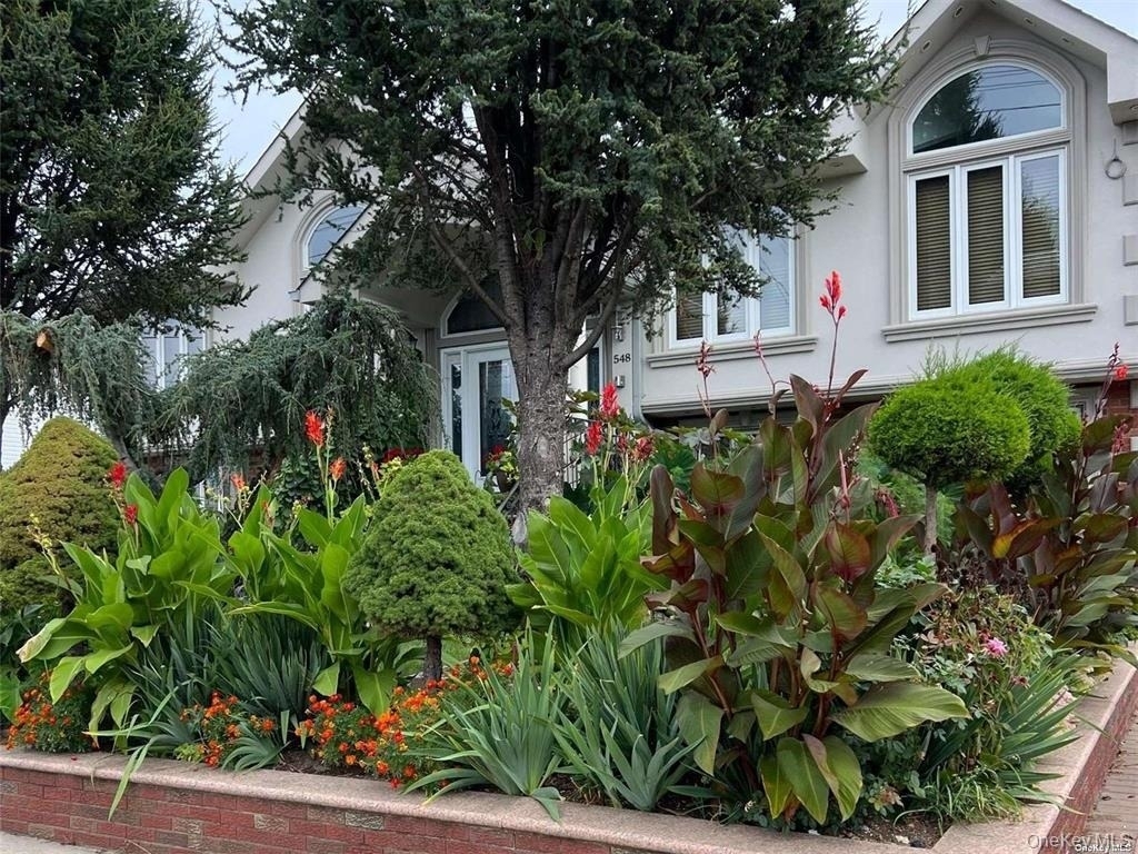 548 S Strong Avenue - Photo 0