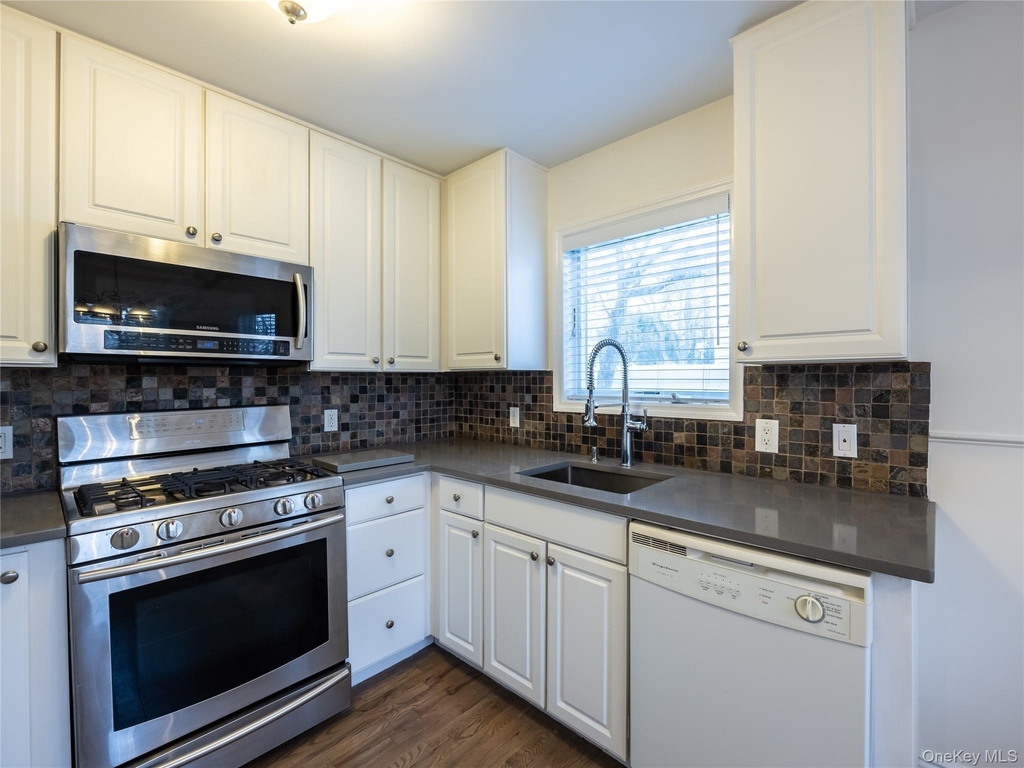 21 Marwood Road N - Photo 2