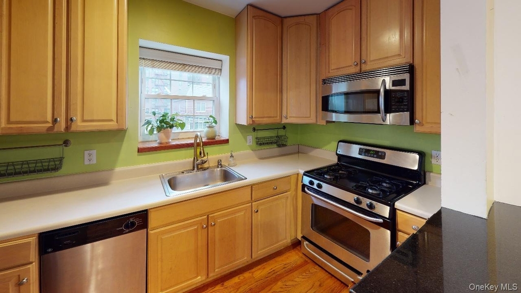 67-08 Exeter Street - Photo 7