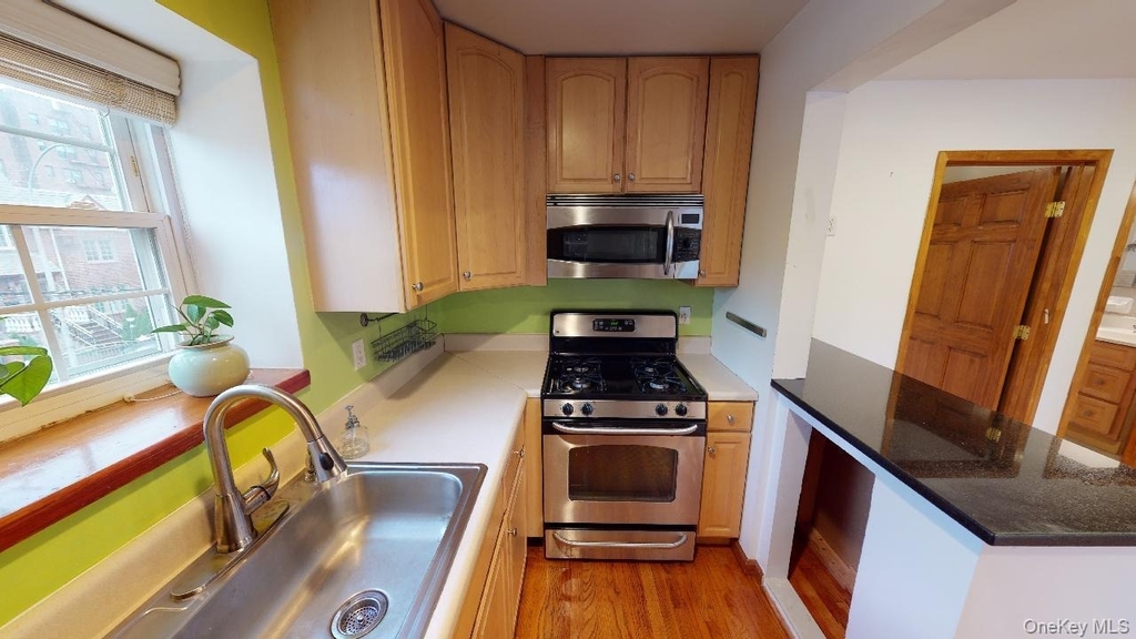 67-08 Exeter Street - Photo 9