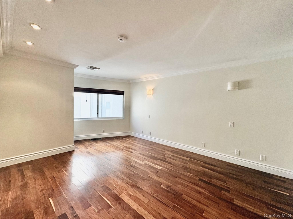 100 Cuttermill Road - Photo 2