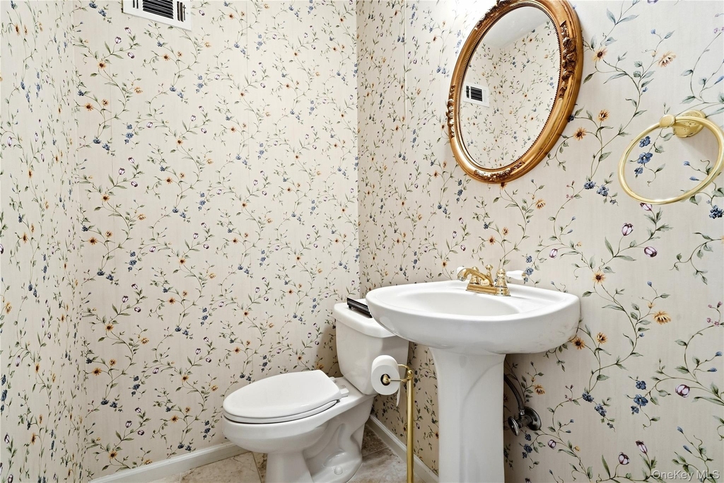 28 Hampton Court - Photo 19