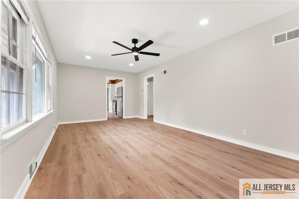 405 Maple Avenue - Photo 2