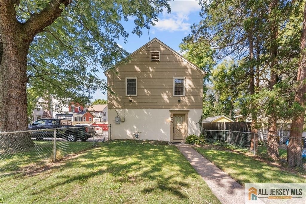405 Maple Avenue - Photo 0