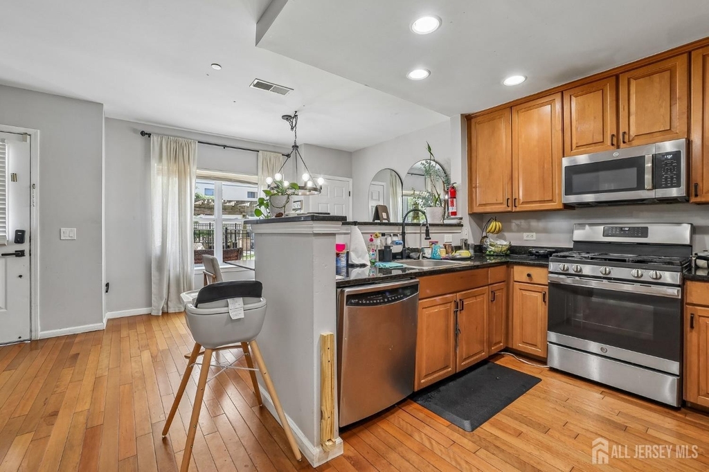 358 Rector Street - Photo 3