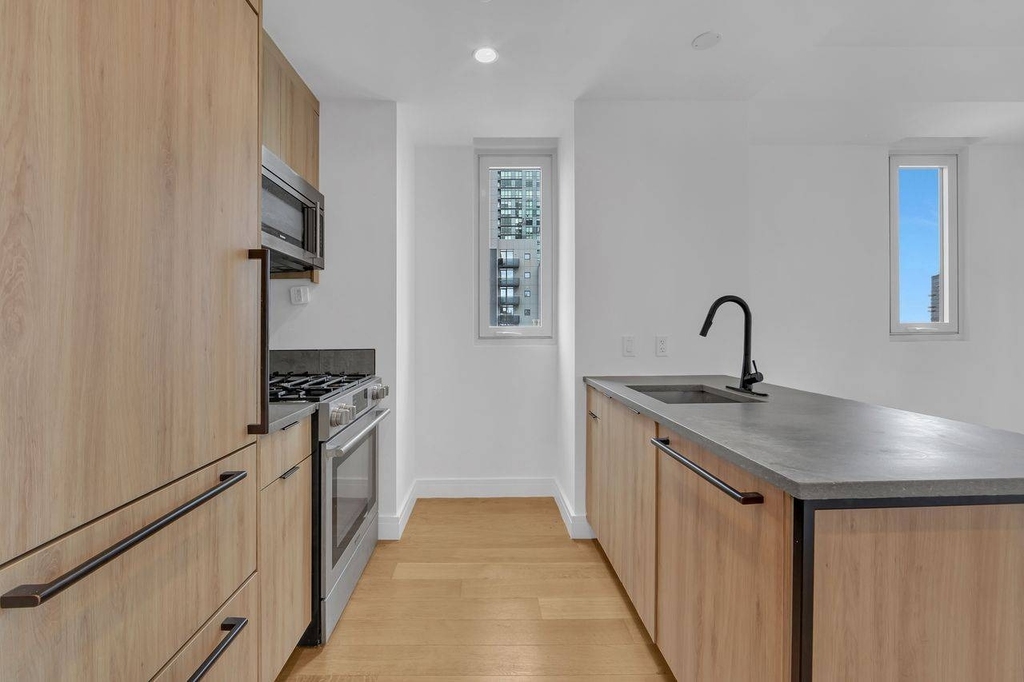 42-02 Crescent Street - Photo 7