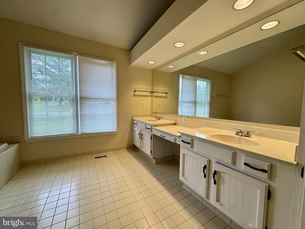 8470 Clover Leaf Drive - Photo 11