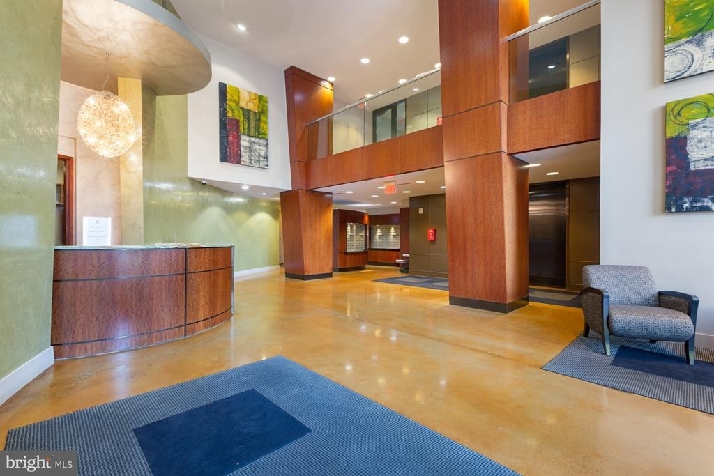 444 W Broad Street - Photo 2