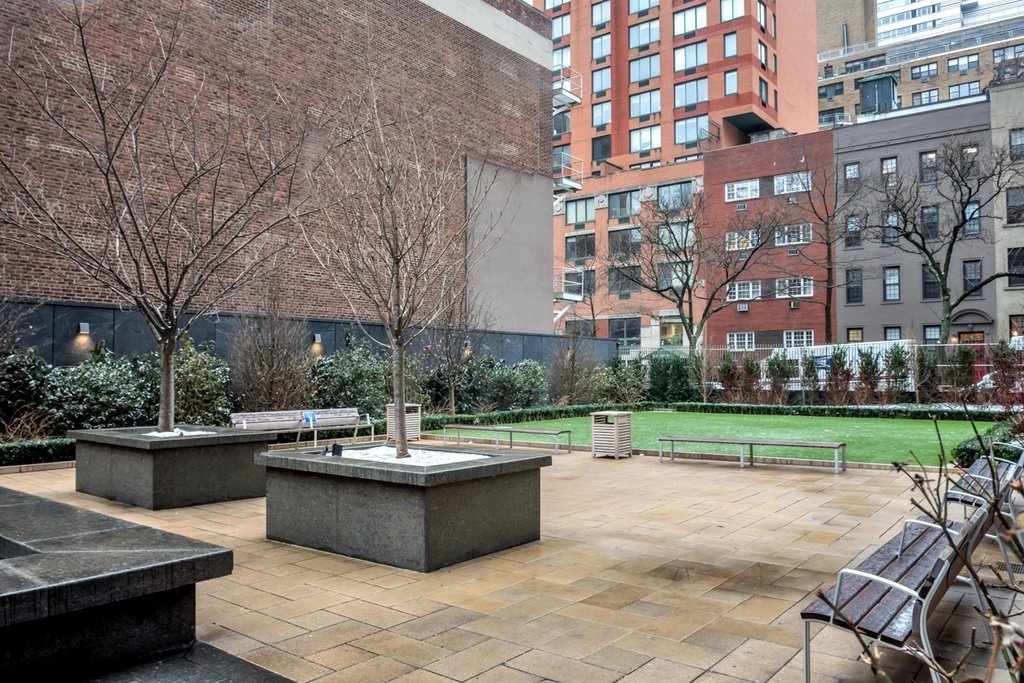 East 70th Street - Photo 14