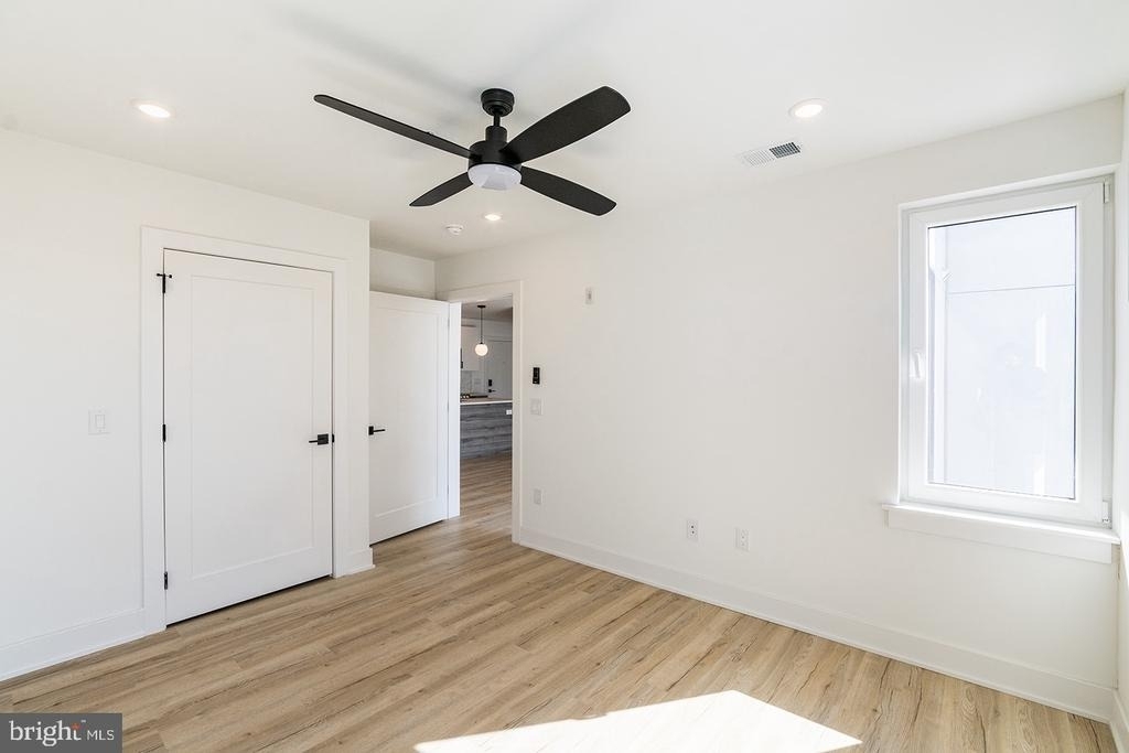 629 W Girard Avenue - Photo 11