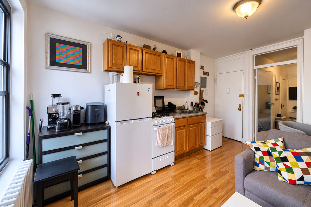 441 West 49th Street - Photo 4
