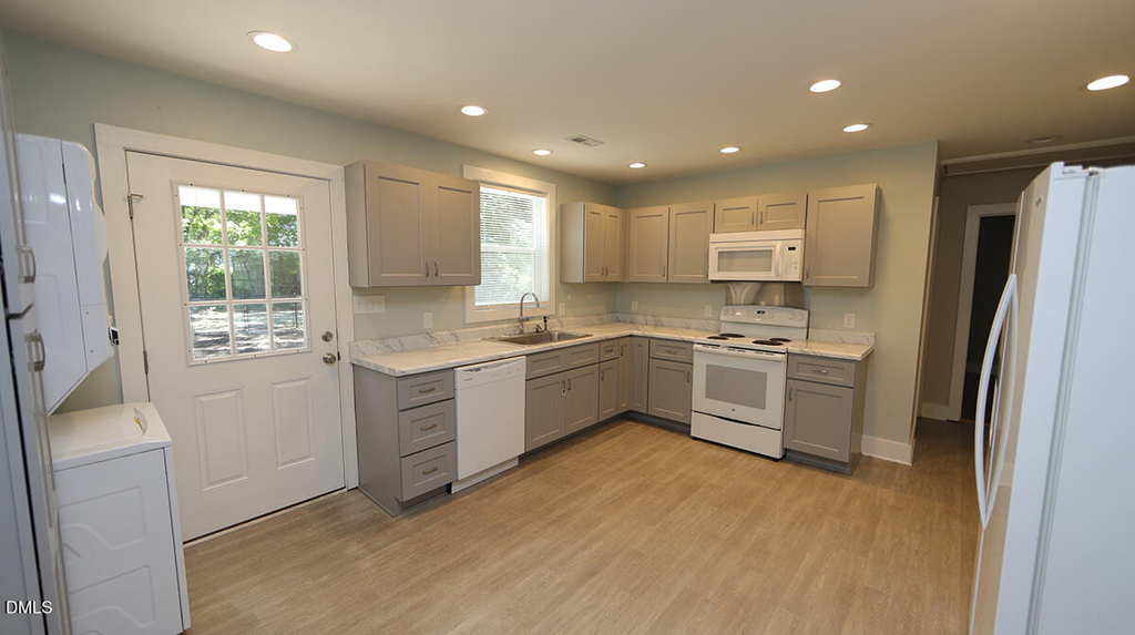 102 E Edgewood Drive - Photo 5