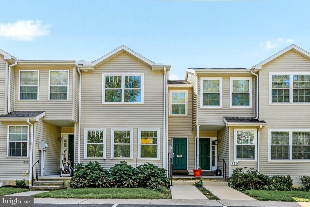 808 Yorkview Drive - Photo 1