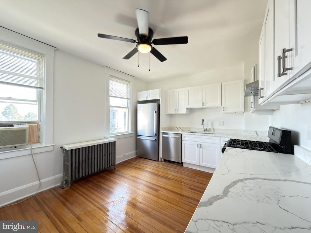 1333 W 40th Street - Photo 4