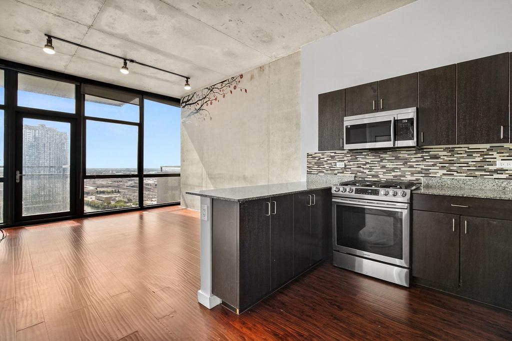 235 W Van Buren Street - Photo 6