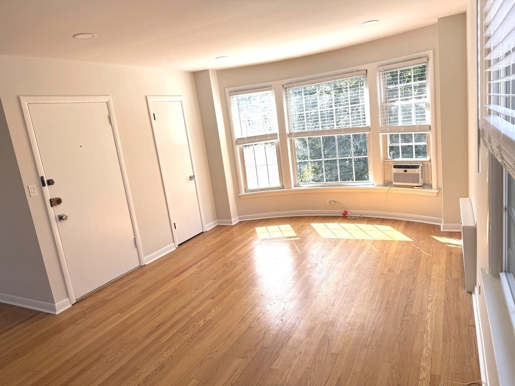 2718 W Balmoral Avenue - Photo 1