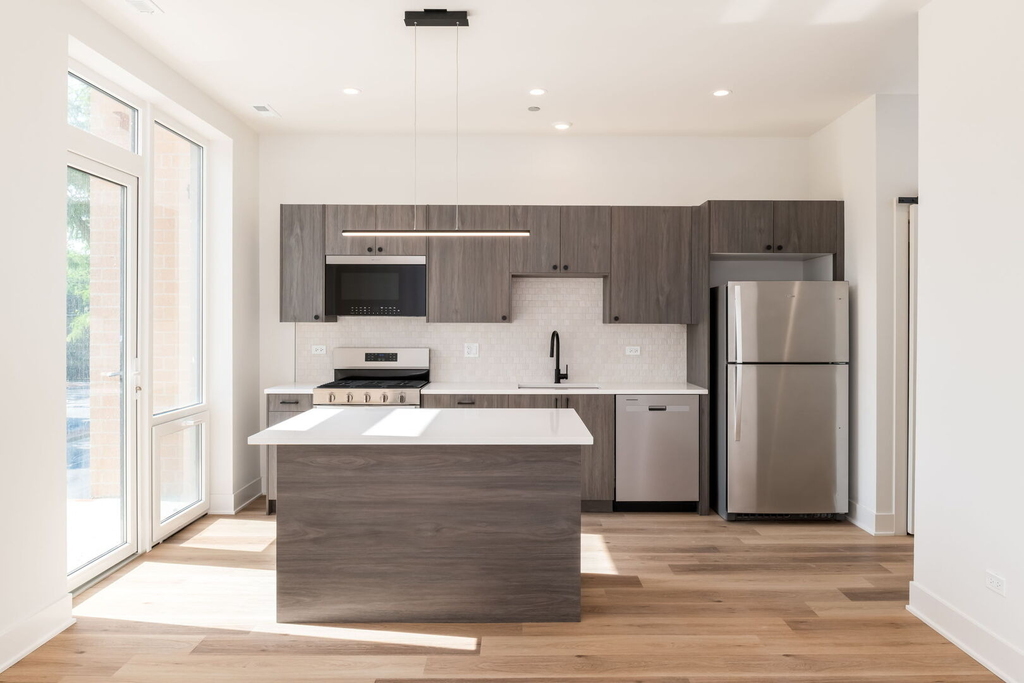 224 S Ashland Avenue - Photo 1
