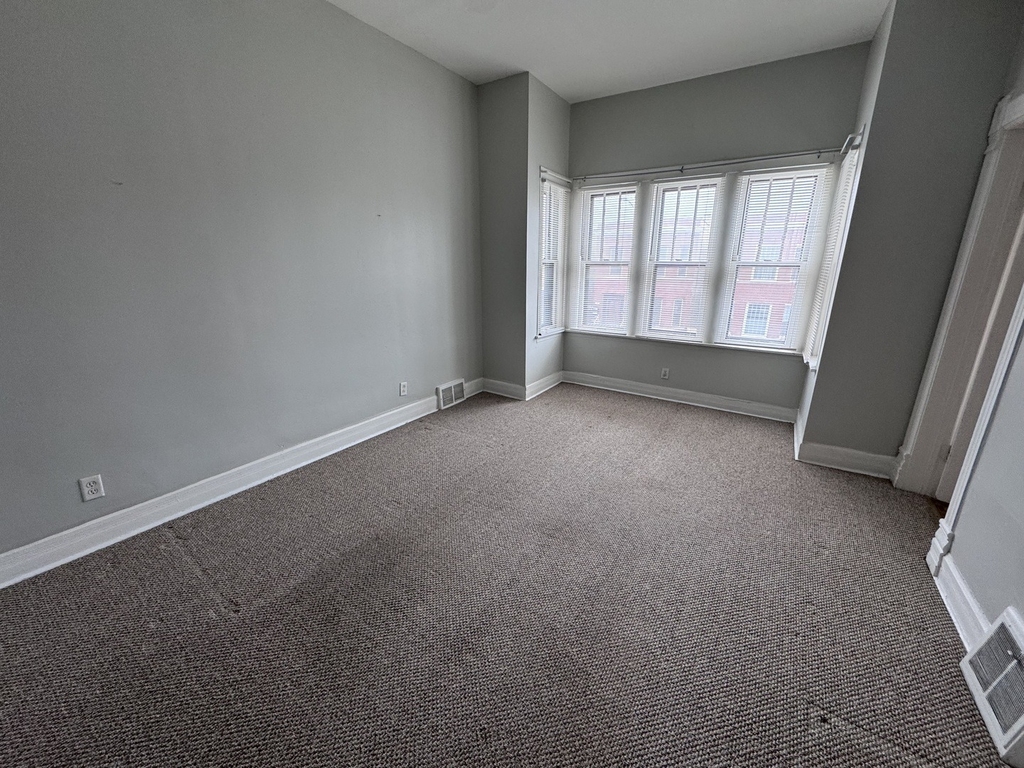 2454 W Diversey Avenue - Photo 2