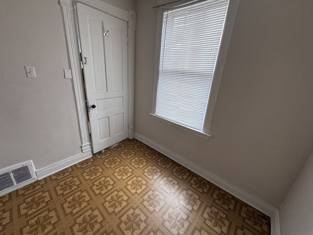 2454 W Diversey Avenue - Photo 8