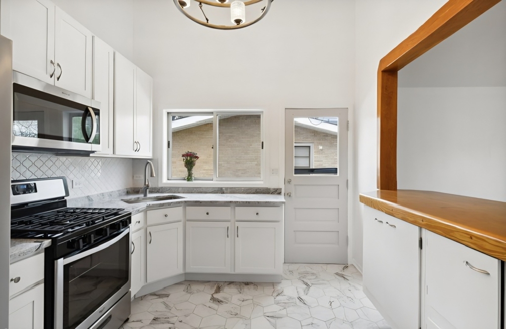 403 E Lake Avenue - Photo 3