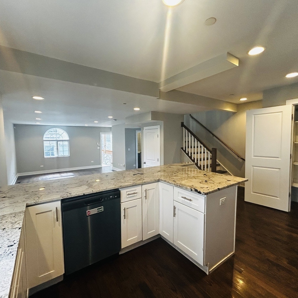 1730 W Nelson Street - Photo 4