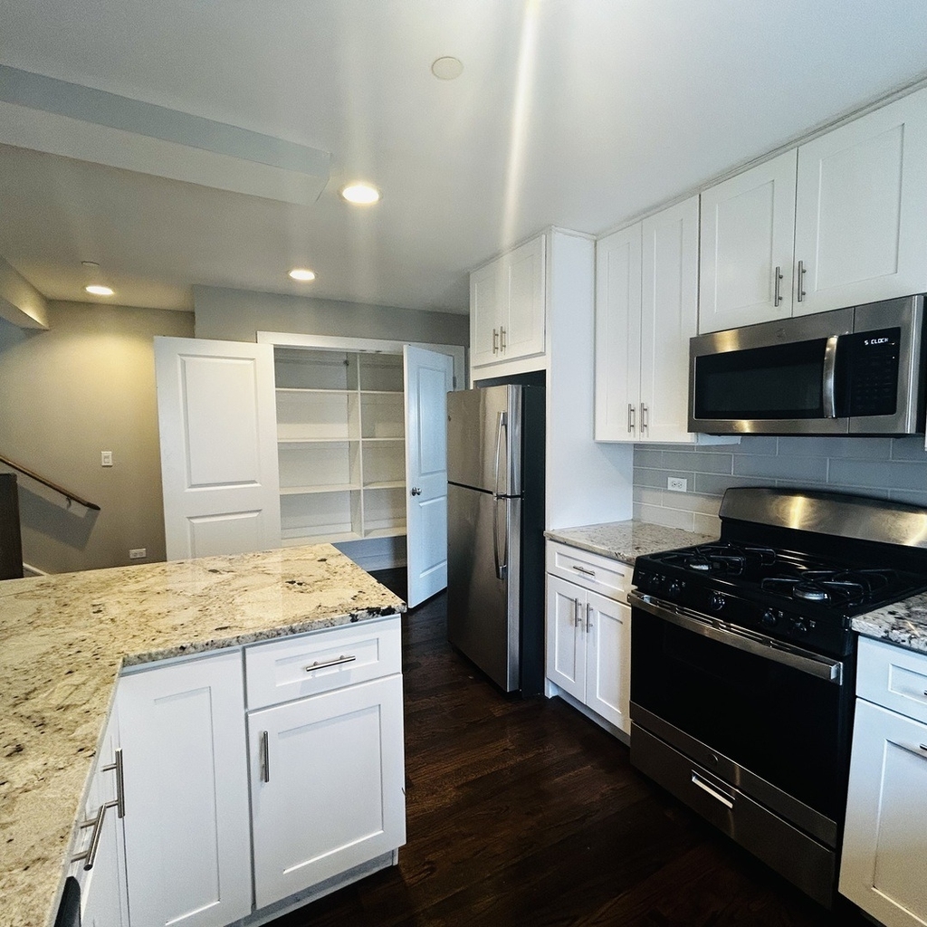 1730 W Nelson Street - Photo 2