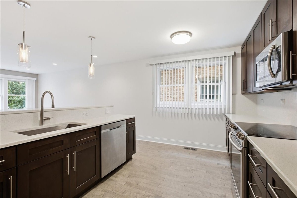 2553 W Summerdale Avenue - Photo 2