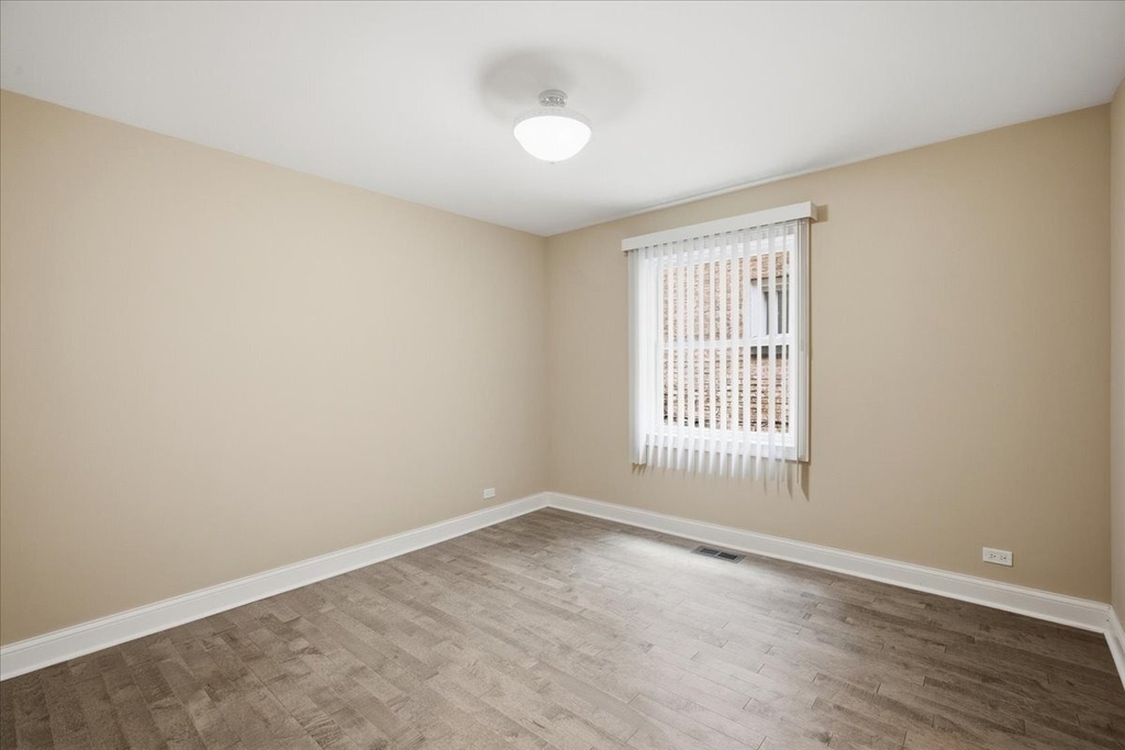 2553 W Summerdale Avenue - Photo 4