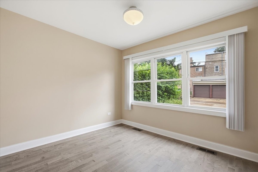 2553 W Summerdale Avenue - Photo 5