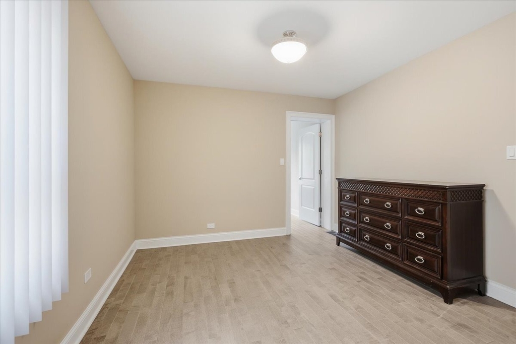2553 W Summerdale Avenue - Photo 6