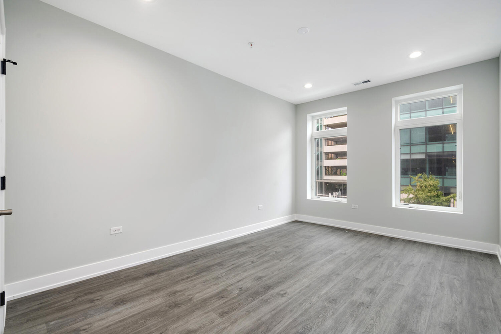 825 E 61st Street - Photo 9
