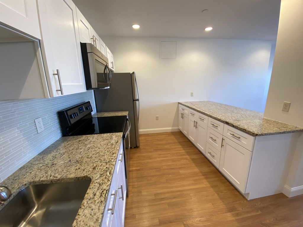 875 Elm - Photo 3