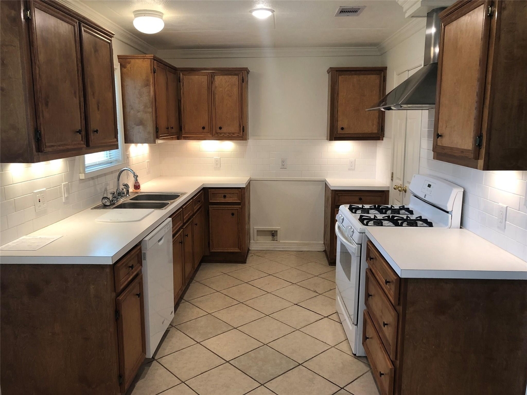 1113 E Miller Street - Photo 1