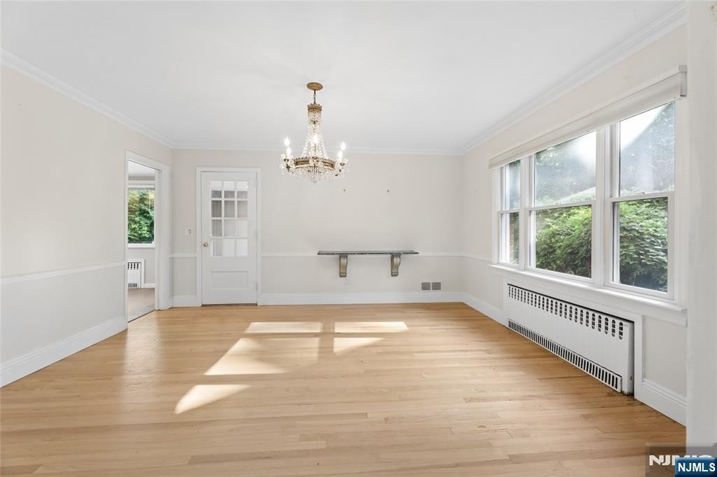 585 W Englewood - Photo 5