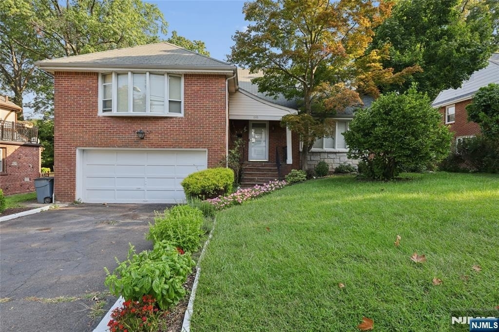 585 W Englewood - Photo 0