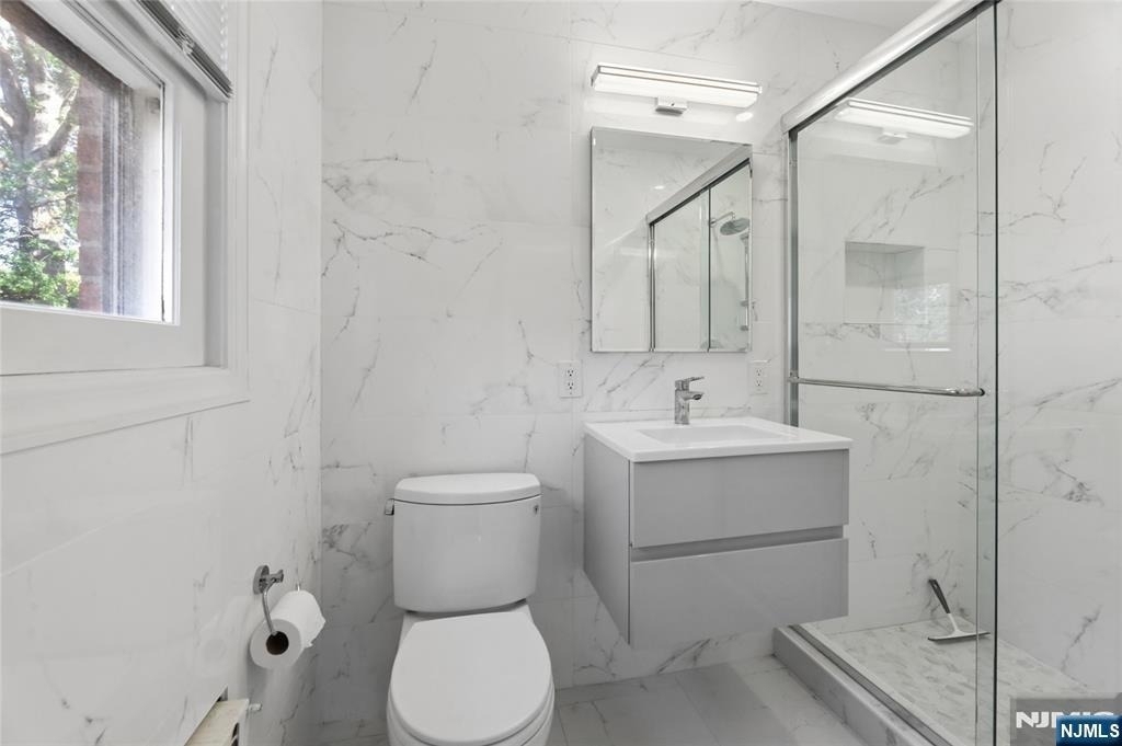 585 W Englewood - Photo 13