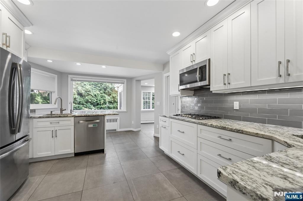 585 W Englewood - Photo 10