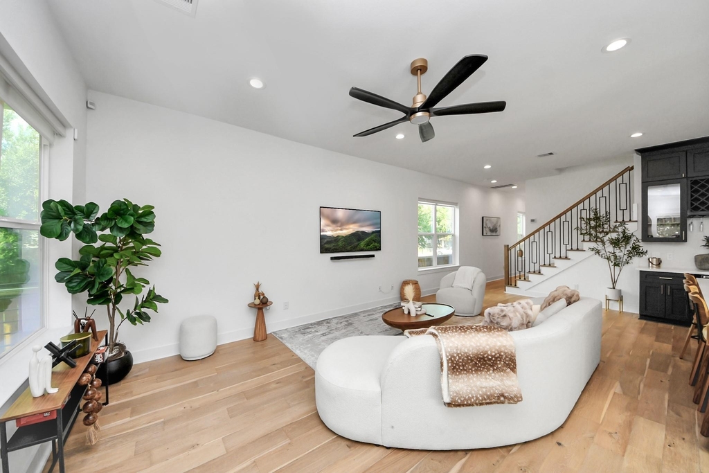 830 E 40th Street - Photo 7