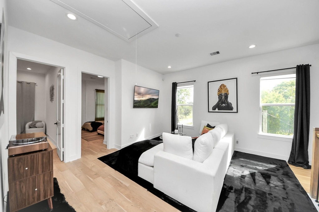 830 E 40th Street - Photo 25