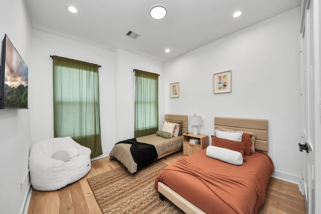 830 E 40th Street - Photo 30