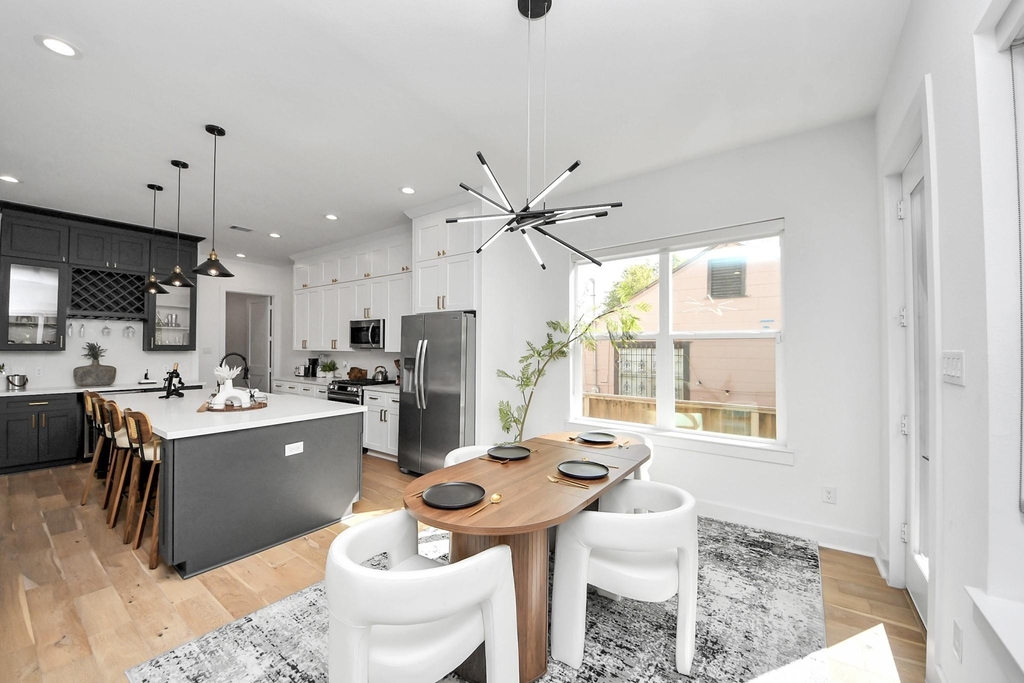 830 E 40th Street - Photo 10