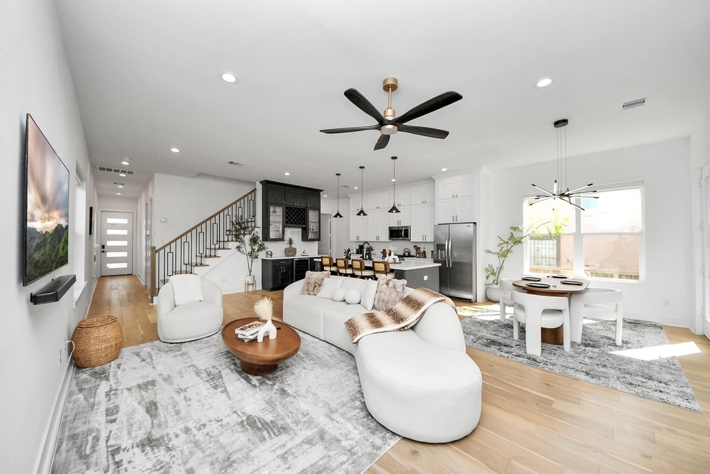 830 E 40th Street - Photo 8