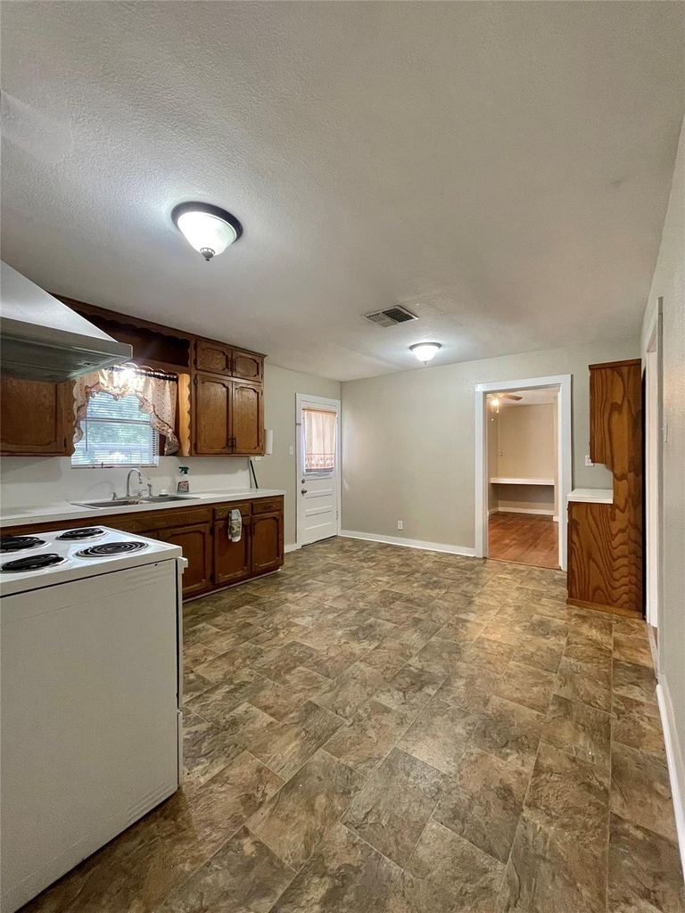 718 E Wilkins Street - Photo 3