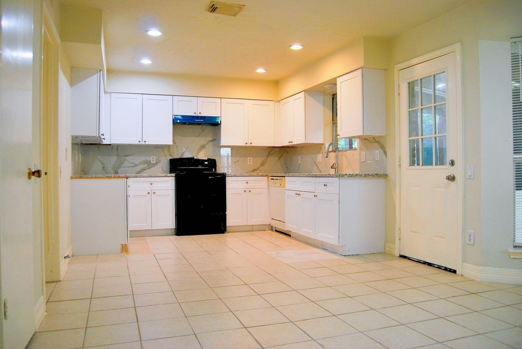 2127 Woodland Springs Street - Photo 4