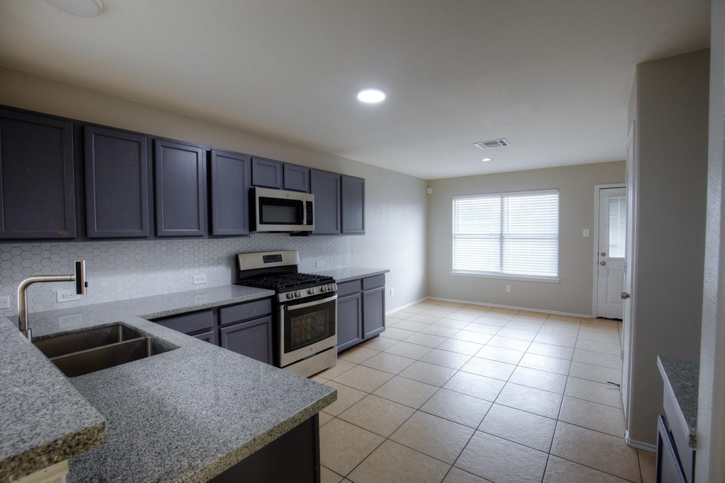 718 Remwick Drive - Photo 7