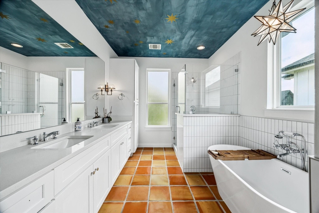 810 E 39th Street - Photo 7