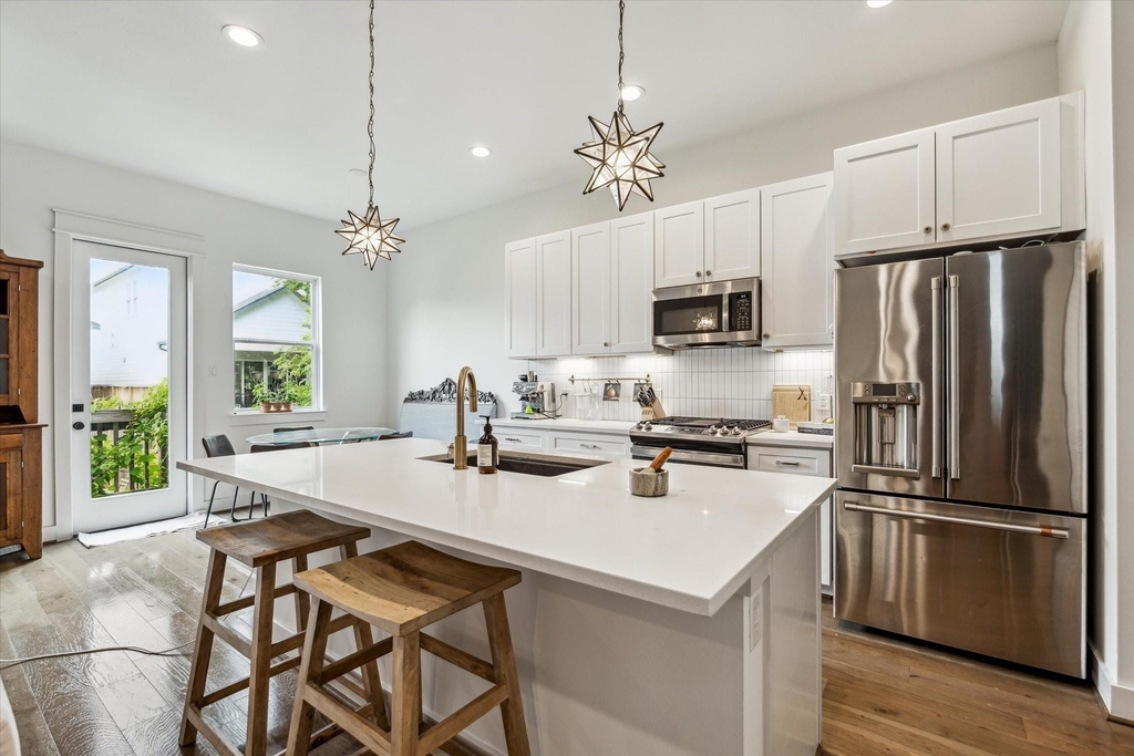 810 E 39th Street - Photo 2